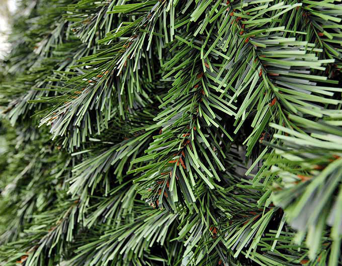 Хвоя для больших ёлок в Брянске